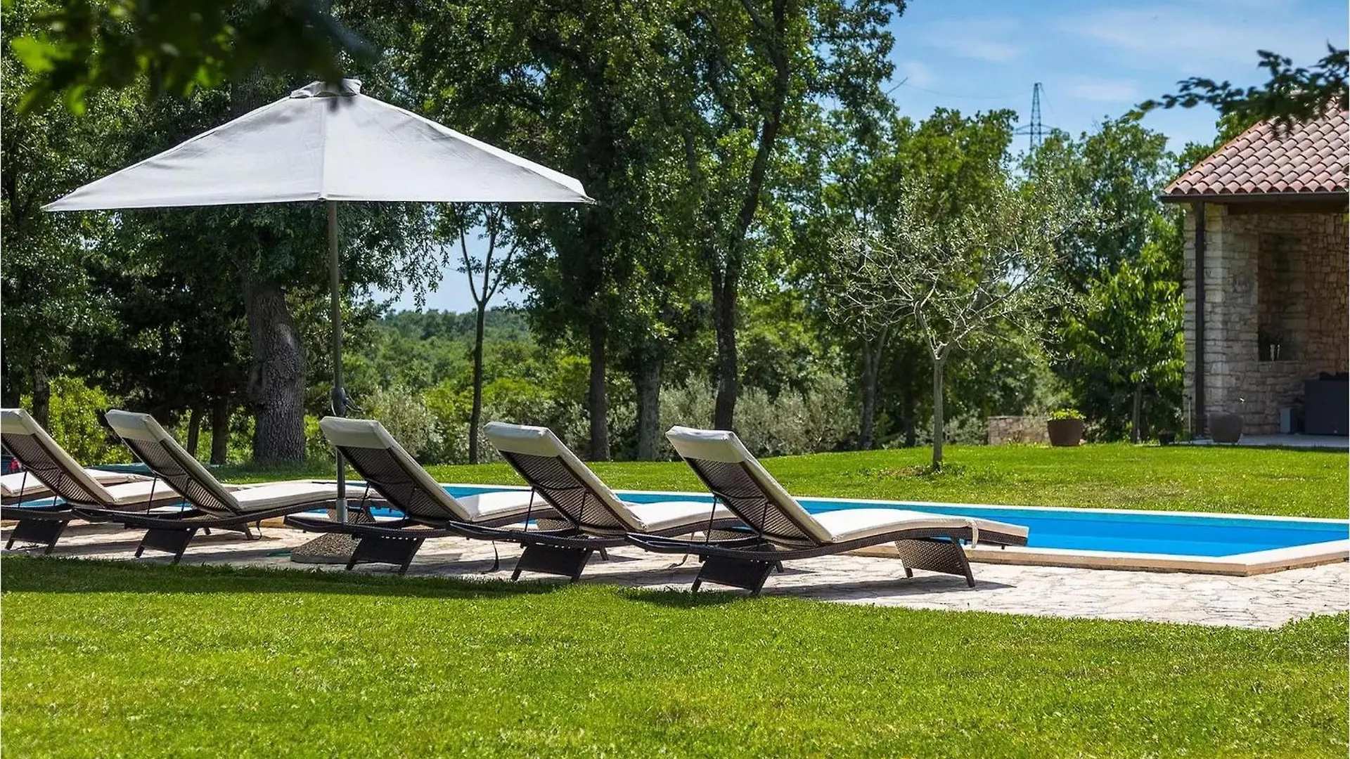 Semesterbostad Villa Bl Pula